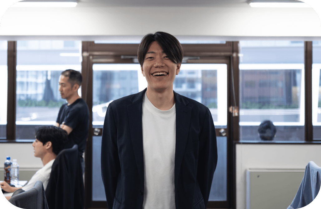 オフィスで笑顔を見せる代表取締役CEO 平瑶平