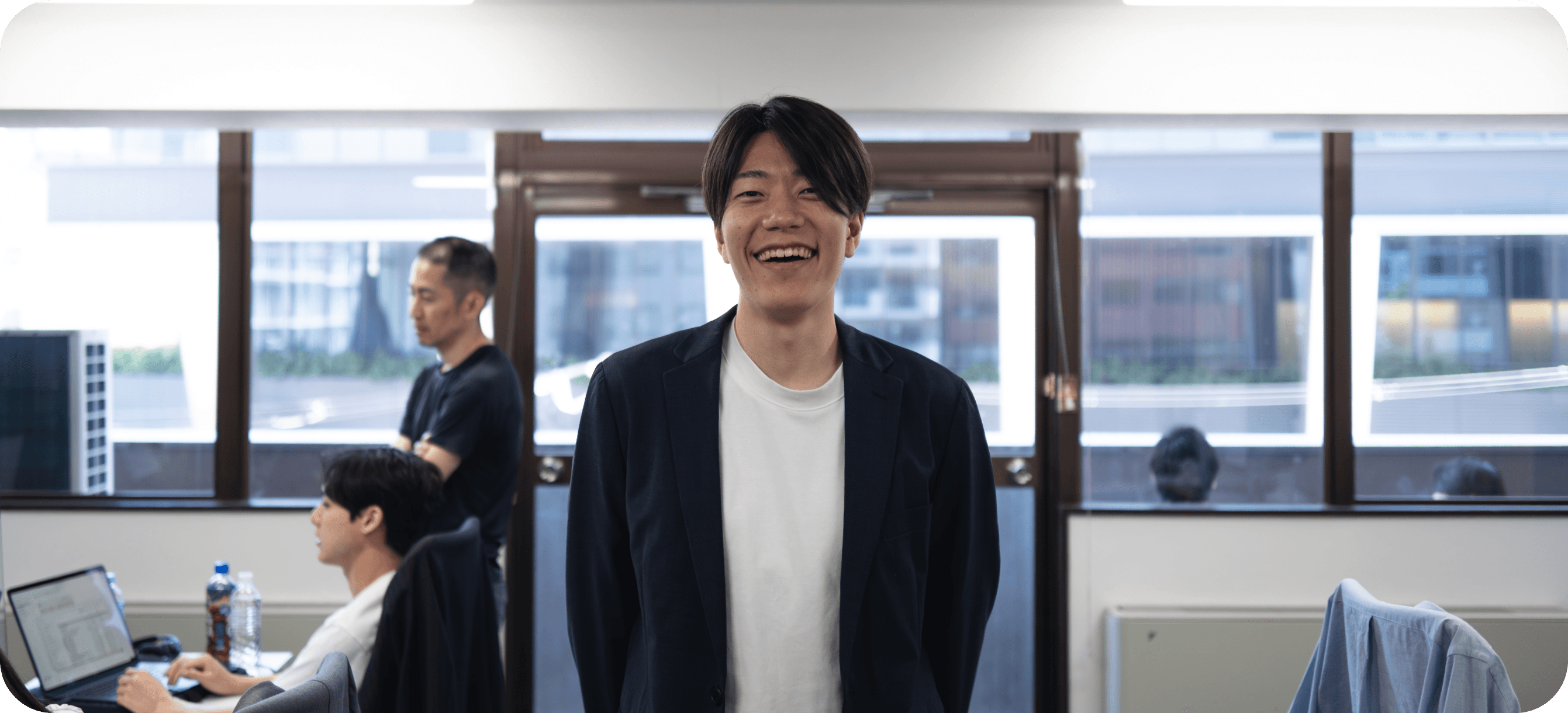 オフィスで笑顔を見せる代表取締役CEO 平瑶平